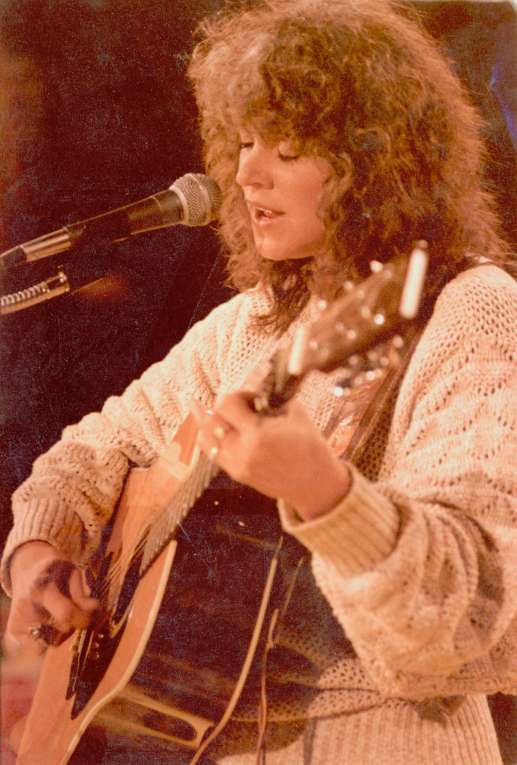 Melanie on her US-Single  'Am I real or what'  in the year 1985 